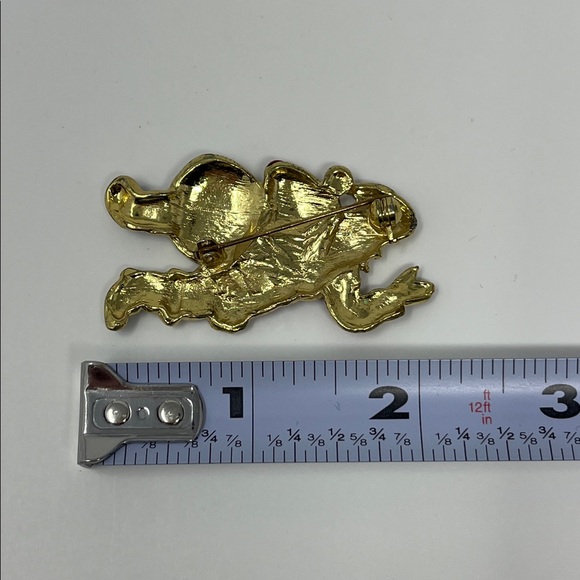 VINTAGE BROOCHES AND BOX BUNDLE OF 6 CAT HORSE AIRPLANE SANTA CROSS GOLD SILVER - Picture 11 of 16